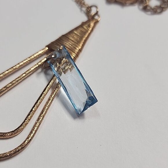 Elegant Gold and Blue Pendant Necklace - Picture 3 of 3